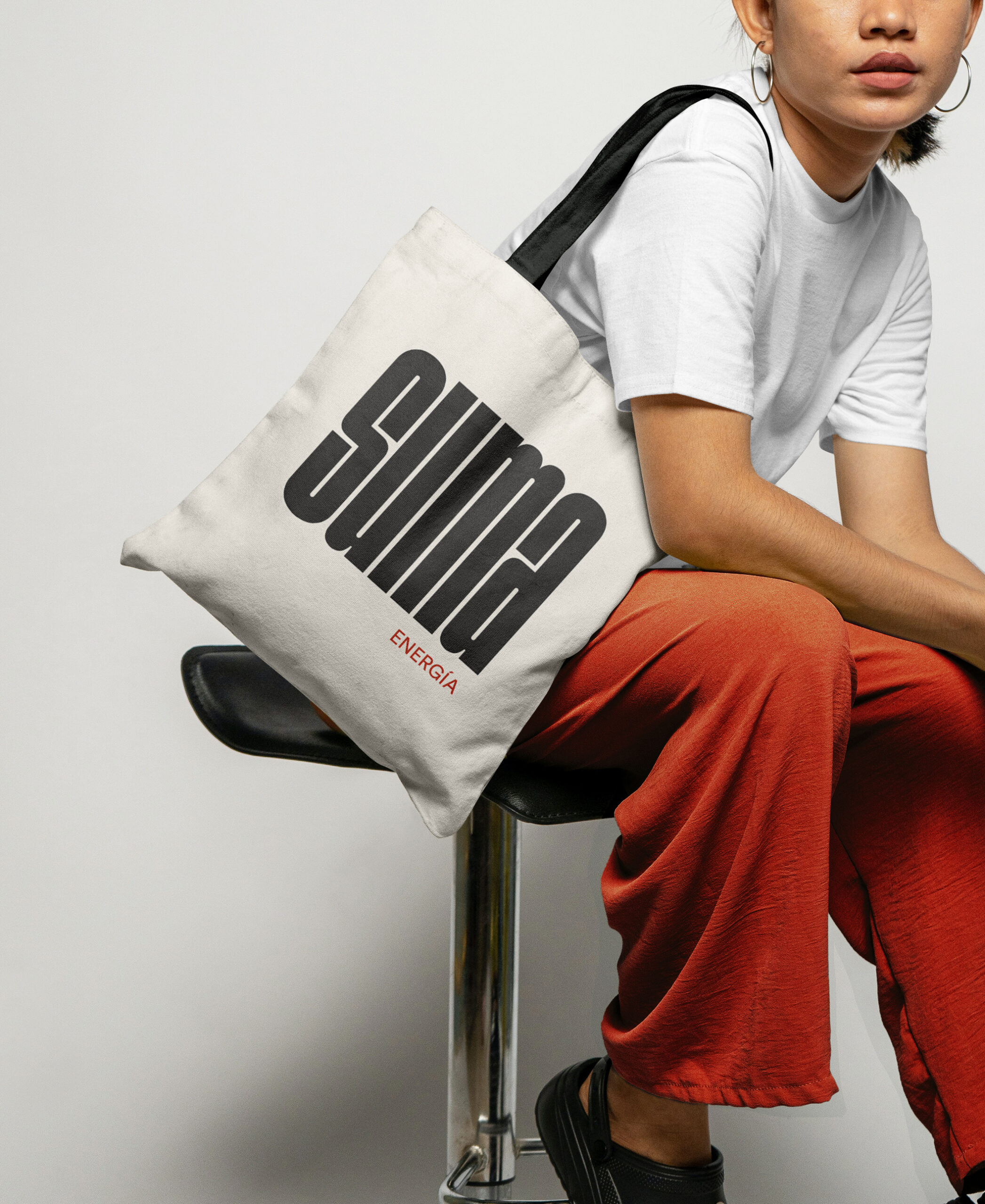 Woman-Wears-Canvas-Bag-Mockup_SUMA